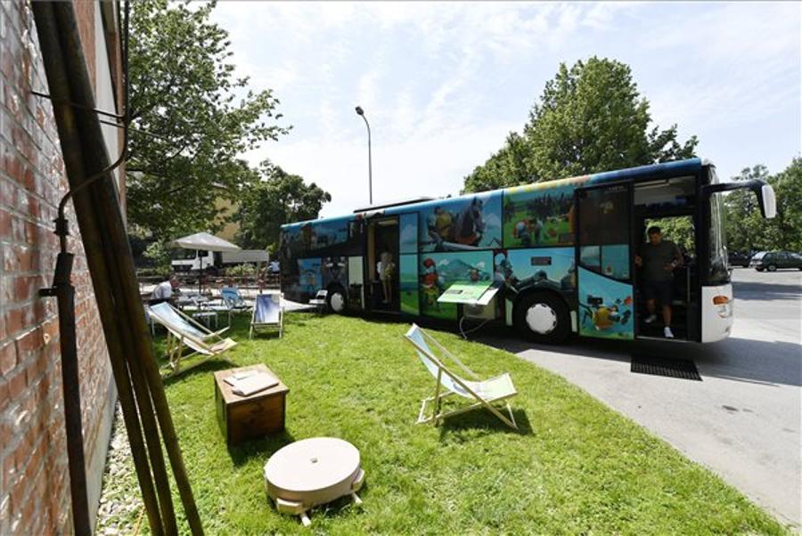 'Arany Bus', A Roving Exhibition Launched