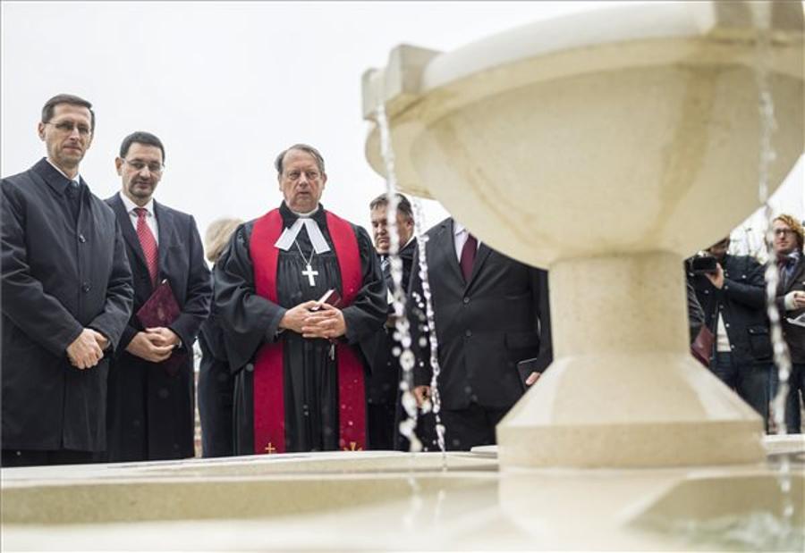 Hungarian Economy Minister Inaugurates Memorial Well Dedicated To Reformation