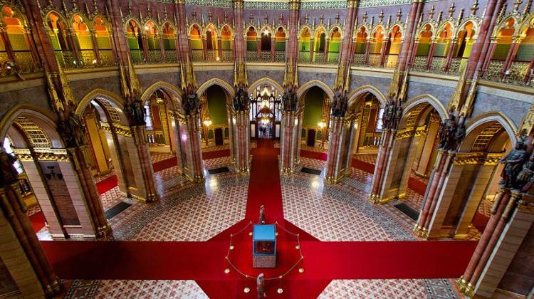 Parliament Open For Public Visit On Holy Crown Return Anniversary On 6 January