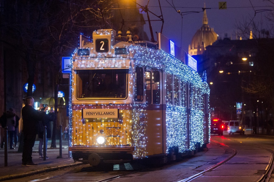 Video: Xmas Tram Schedule In Budapest