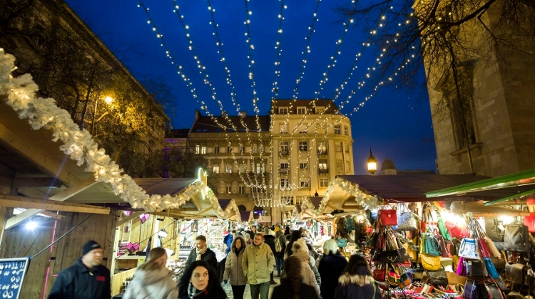 Video: Christmas Markets In Budapest