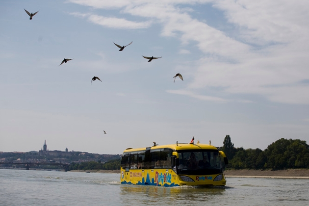 Video: Tour Budapest On An Amphibious Bus