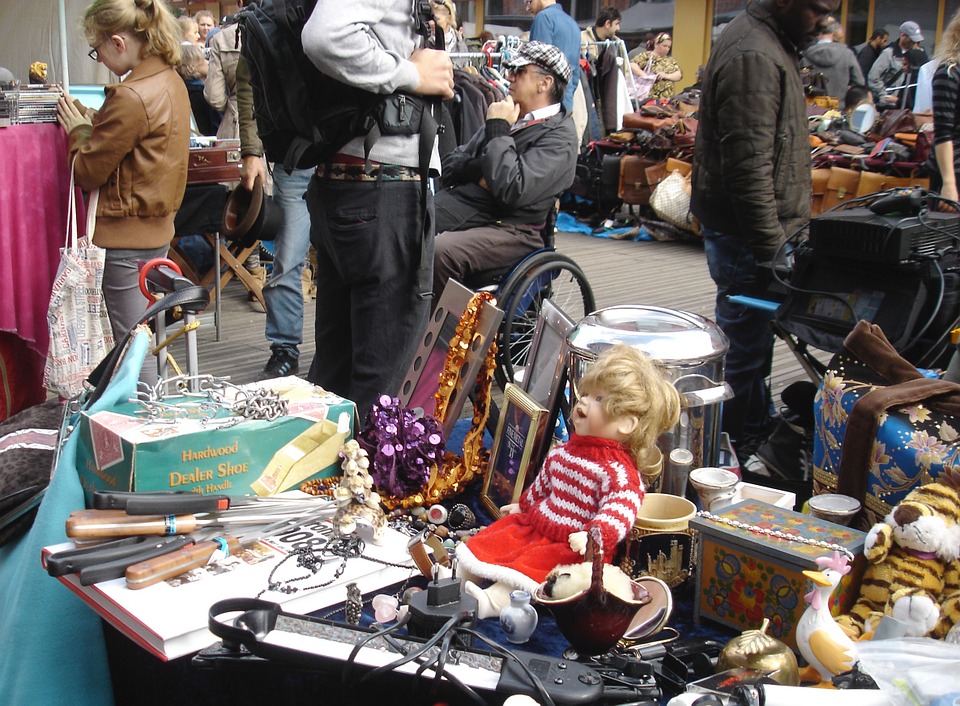 Second-Hand Shopping Market Protects Environment