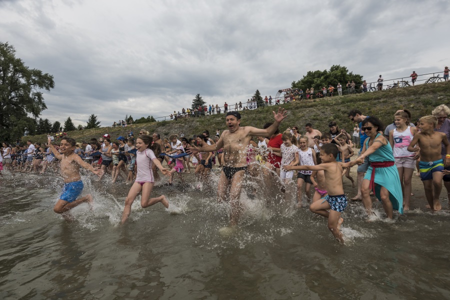 Hundreds Of Hungarians Take Part In WWF’s ‘Big Jump’ For Water Protection