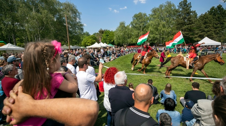 Hungarian Opinion: May 1 Celebrations Without Critical Mass