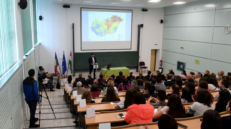 Hungarian President Áder Holds Lecture On Water, Climate Change At Sapientia University
