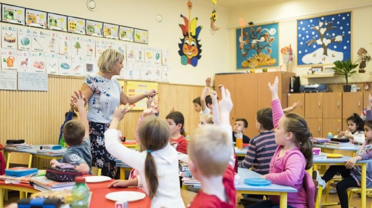 Hungary's Unvaccinated Teachers Forced to Take Unpaid Leave