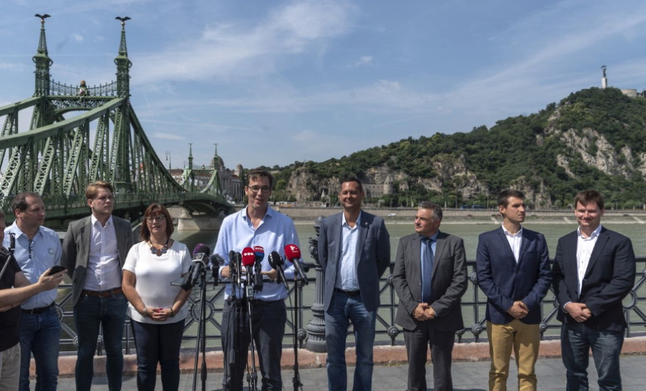 Hungarian Opinion: Weeklies On First Days Of Opposition Rule In Budapest