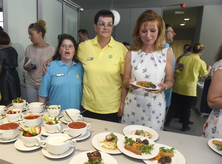New Restaurant Exclusively Employing People With Disabilities Opens In Budapest