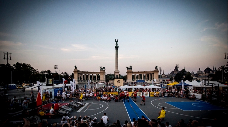 'BuDUNKpest': Acrobatic Basketball Cup @ Heroes' Square, 14 September