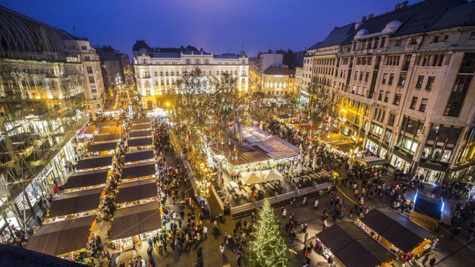 Video: Budapest's Christmas Market Goes Online Due To Covid-19 Restrictions