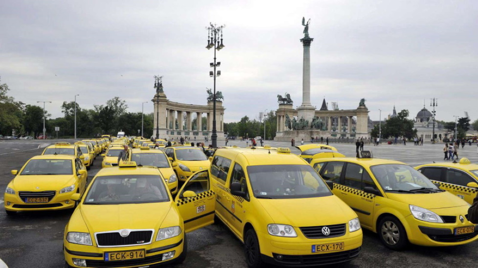 Video: Taxi Drivers Give Free Rides For Hungarian Health Care Workers