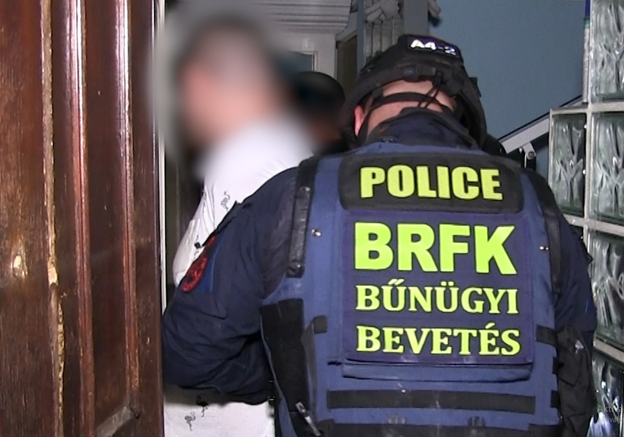 Watch: Police Raid Tourist Trap in Budapest