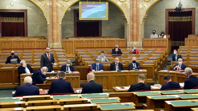 Opposition MP's Filibuster in Parliament for 15+ Hours to Avoid Changes to Social Welfare Law in Hungary