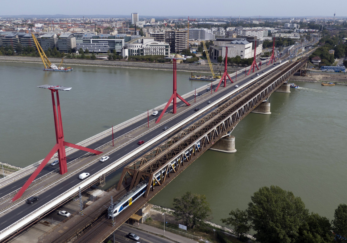 New Track Completed Across Budapest Railway Bridge Over Danube