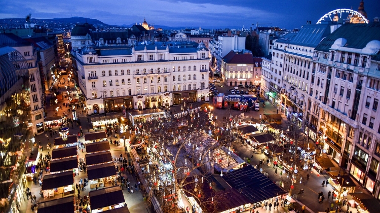 World-Famous Vörösmarty Square Advent Market Opens in Budapest World-Famous Vörösmarty Square Advent Market Opens in Budapest