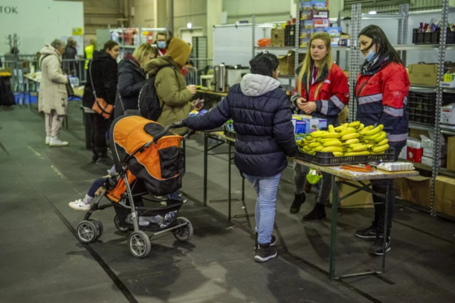 Many Refugees Helped on First Morning of Ukranian 'Transit Zone' In Budapest