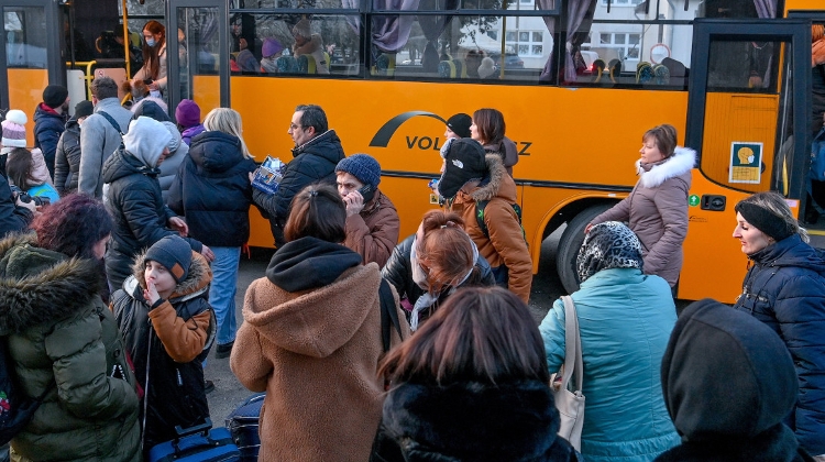 Hungarian Opinion: Tens of Thousands Flee Ukraine