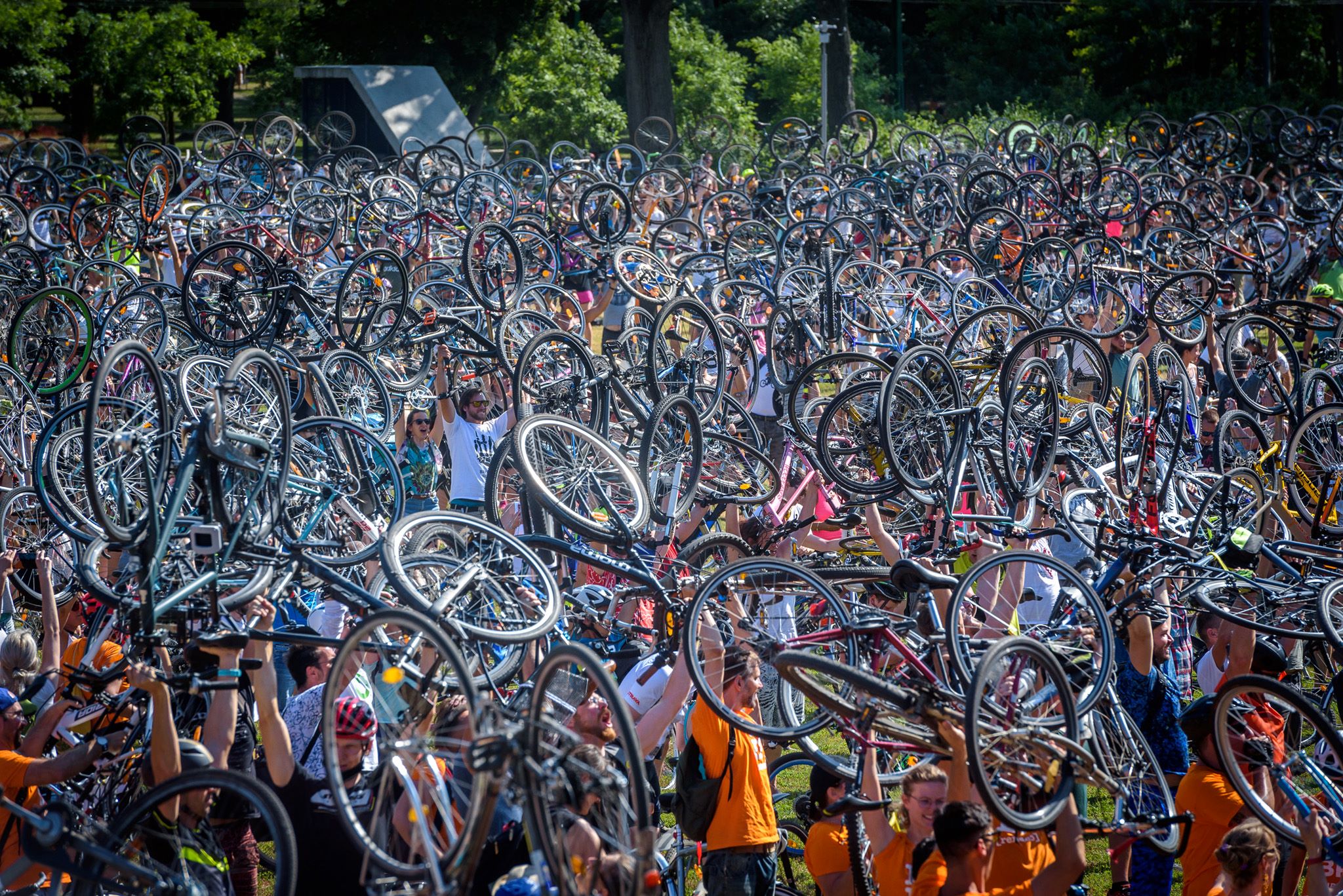 Watch: “I Bike Budapest” 10,000+ Riders Out to Make Capital Better for Cycling