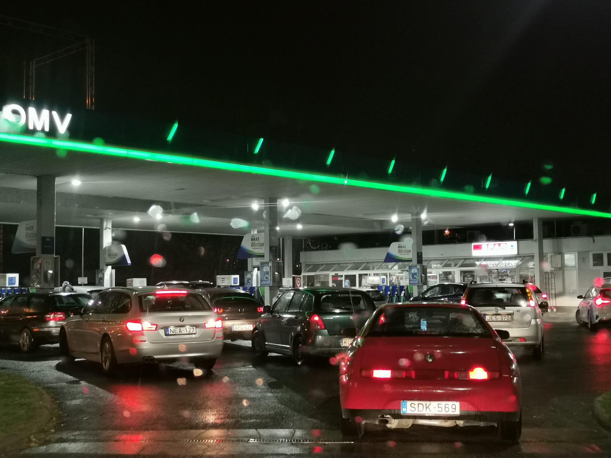 Watch: Panic-Buying Seen as One in Four Fuel Stations in Hungary Face Supply Shortages