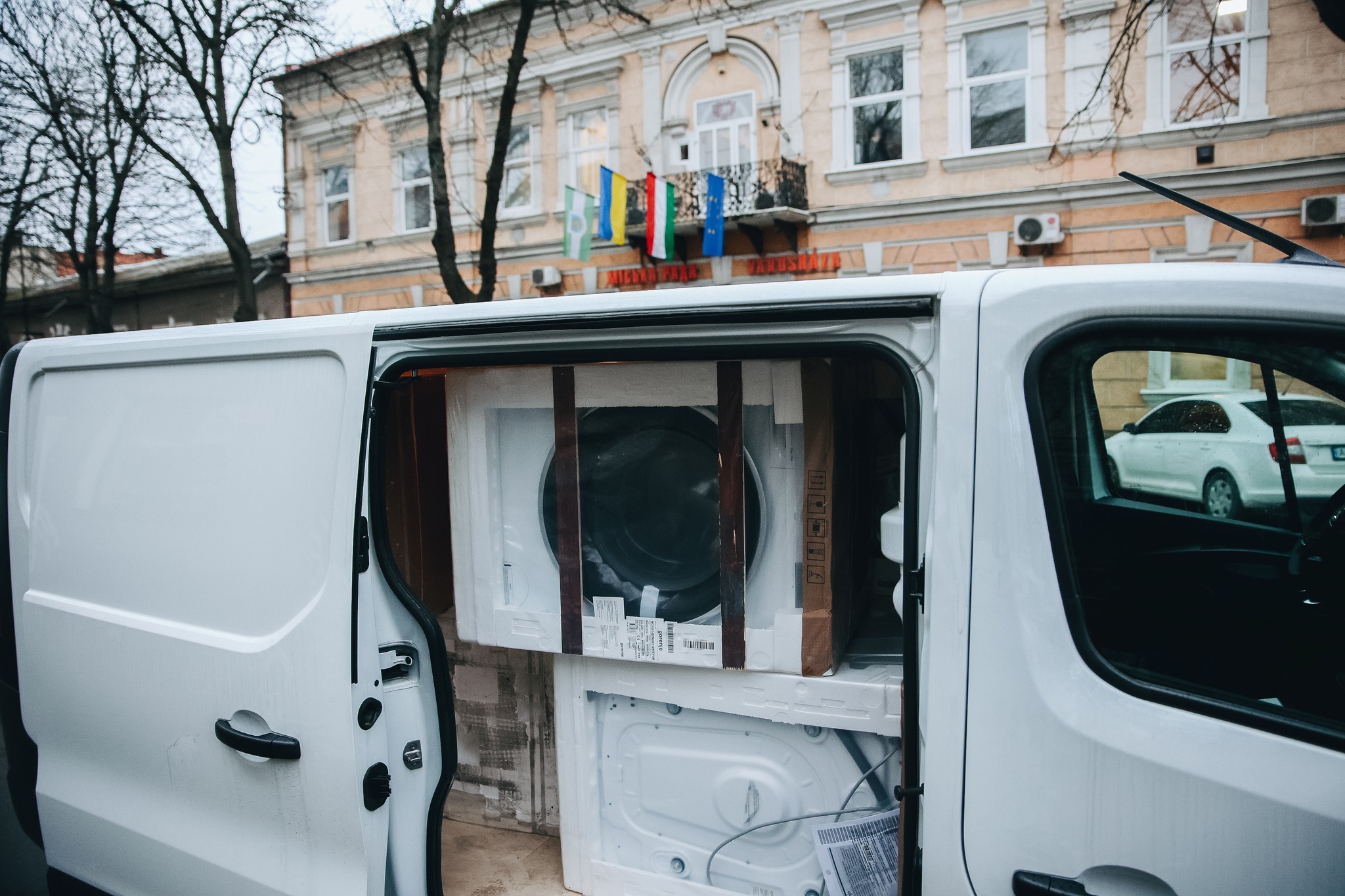 Mayor Karácsony Delivers Washer-Driers to Sister City of Budapest