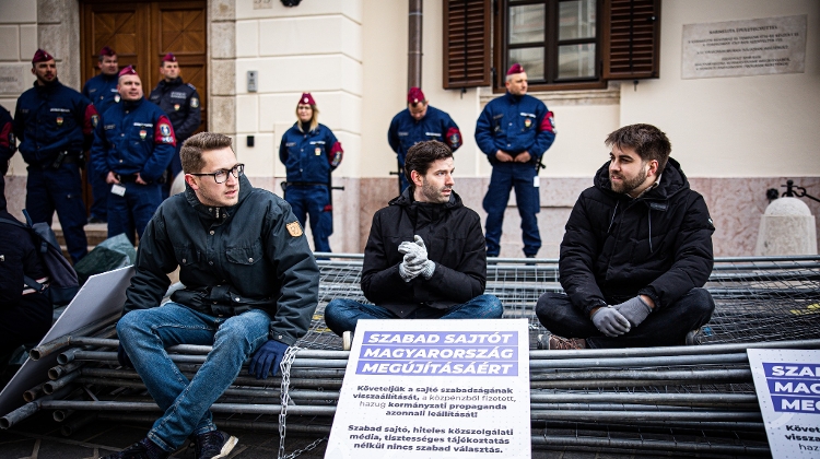 Watch: MPs Remove Barriers Outside Orbán's Office in Buda Castle
