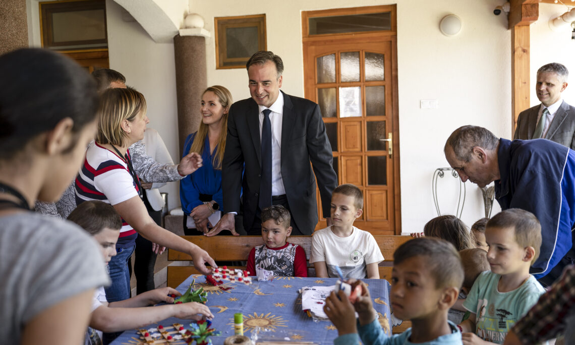 US Ambassador Visits Hungary-Ukraine Border to Get Better Understanding of Refugee Situation
