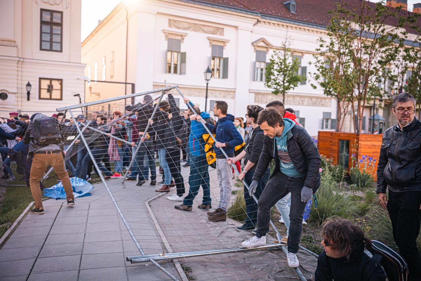 Watch: Momentum Party Removes Fence Outside Orbán's Office, Again