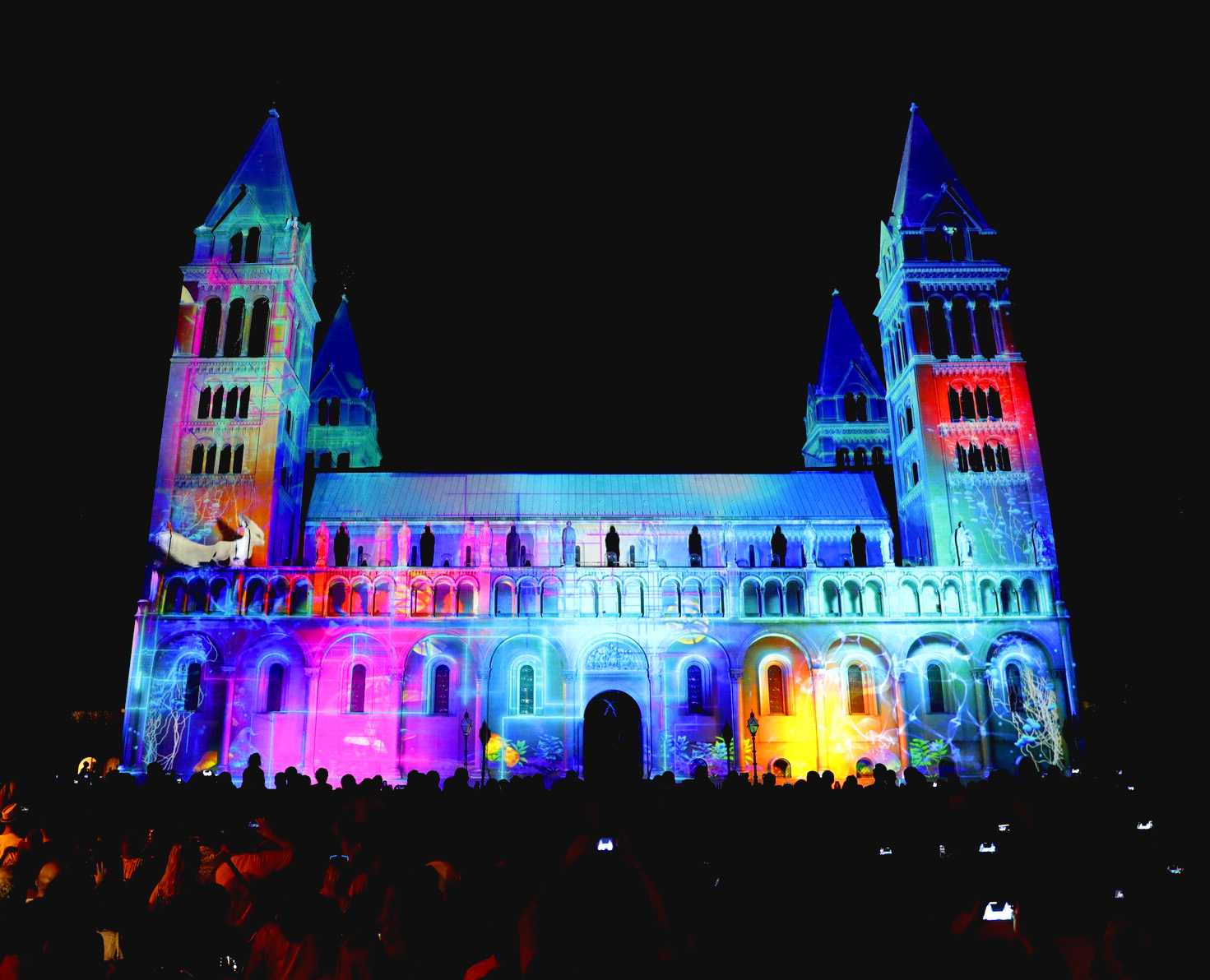 Watch: Zsolnay Light Festival in Hungary Attracts Over 100,000 Visitors