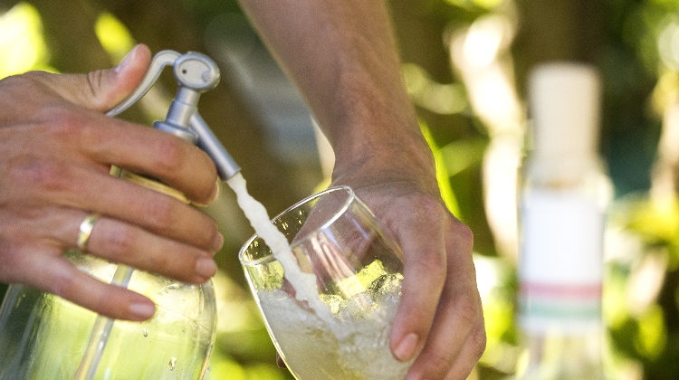 Insider’s Guide: Fröccs – the Hungarian Wine & Soda Spritzer Insider’s Guide: Fröccs – the Hungarian Wine & Soda Spritzer