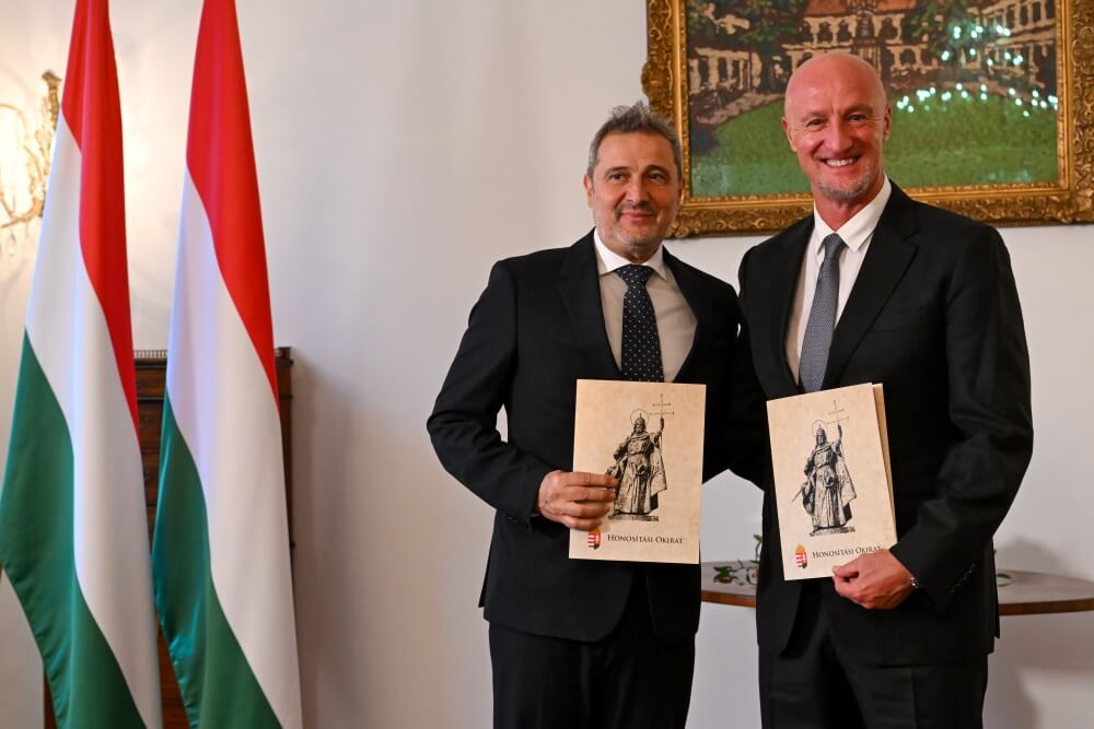Expat Coach of National Football Team Takes Hungarian Citizenship