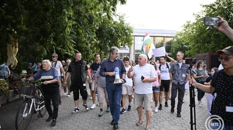 Fresh Protest in Budapest Calls National Consultation on Tisza Tax Plans 'Election Fraud' Fresh Protest in Budapest Calls National Consultation on Tisza Tax Plans 'Election Fraud'