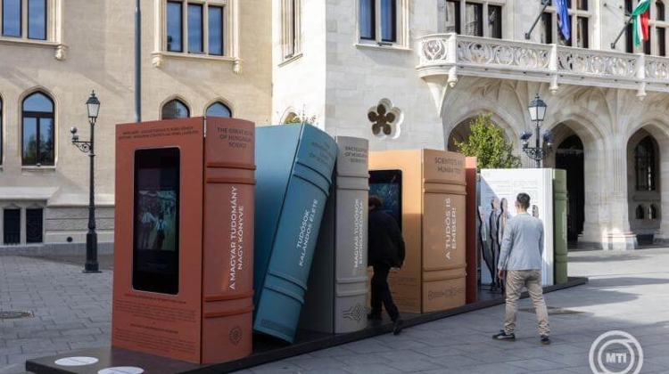 Martians in Budapest: Extraordinary Exhibition Moves to Castle District Martians in Budapest: Extraordinary Exhibition Moves to Castle District