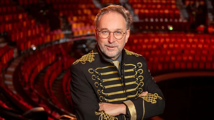 Grimm's Fairytale Mother Hulda Brought to Life at Budapest Grimm's Fairytale Mother Hulda Brought to Life at Budapest