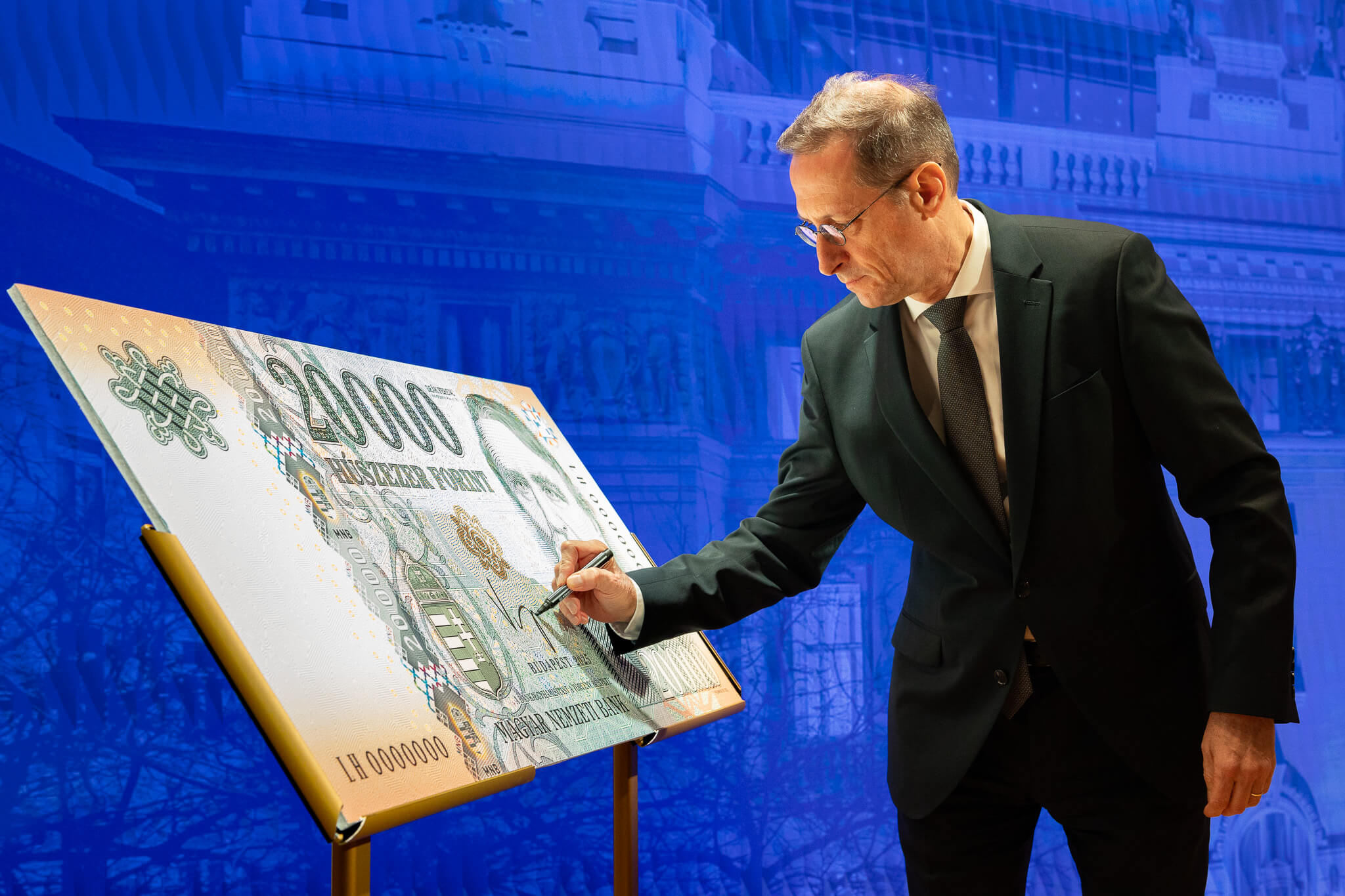 First Banknote Signed by New Governor of Hungary’s National Bank