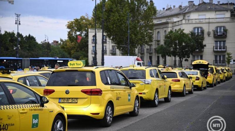 Taxis in Budapest Disrupt Traffic & Hold Protest Taxis in Budapest Disrupt Traffic & Hold Protest