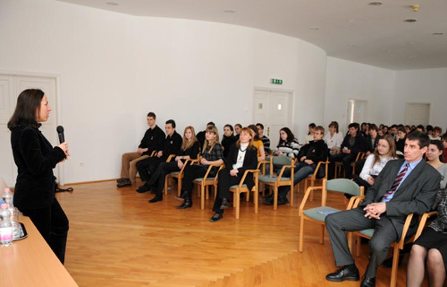 U.S. Ambassador Kounalakis Meets Veszprém Students At The American Corner