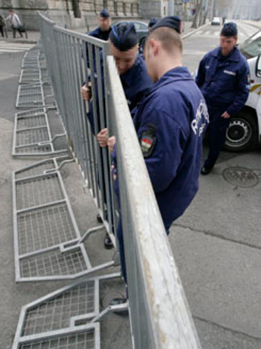 Opposition MPs Dismantle Fence Surrounding Hunger Strikers In Budapest