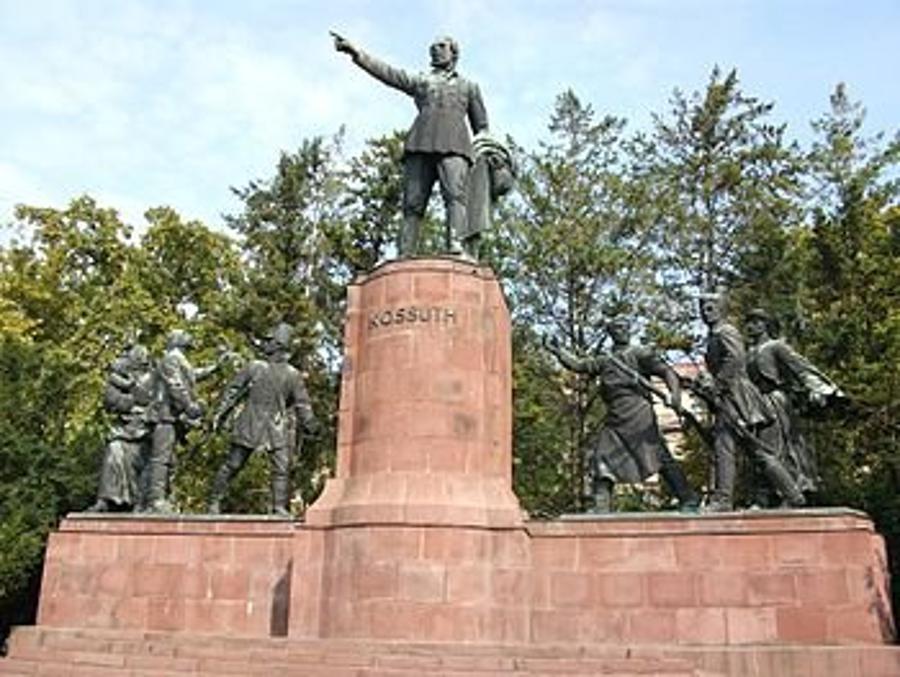 Hungary's Siófok Open To Kossuth Tér Statues