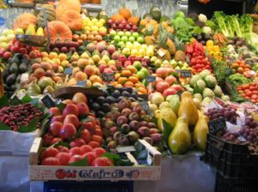 Police Raid On Market In Budapest Nets 66 Tons Of Produce