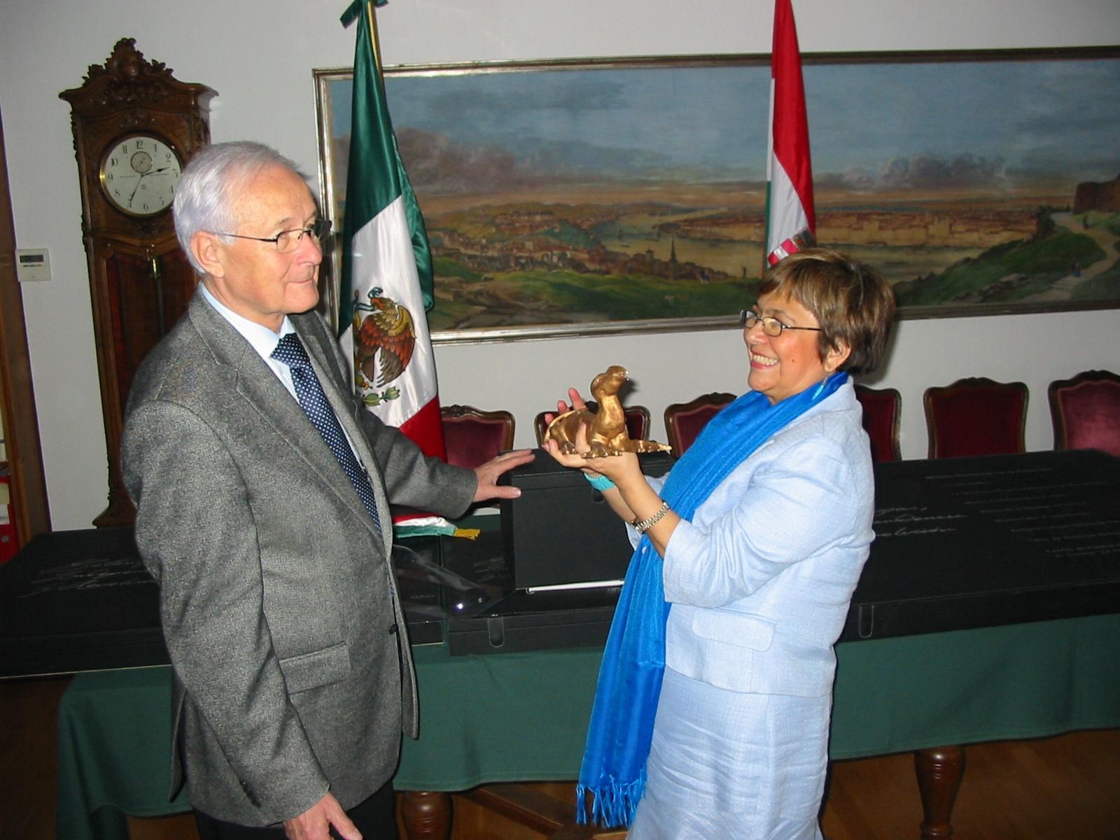 Ambassador Of Mexico In Hungary Enriches Budapest History Museum