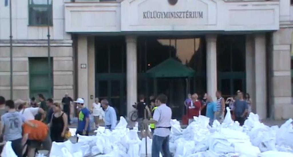 Good Samaritans Helping Out During Budapest Flood 2013
