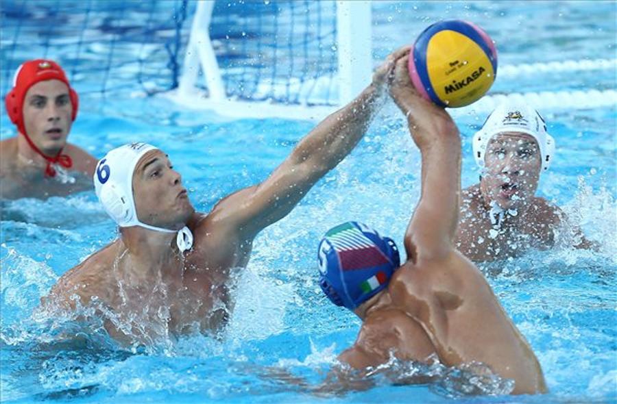 Hungarian National Water Polo Team Ties With Italy