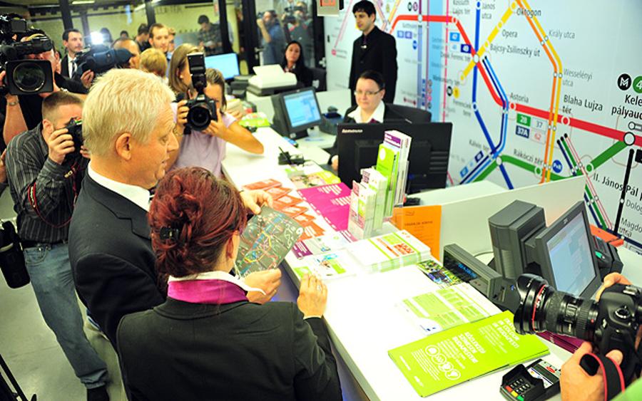 Budapest Mayor Has Opened The BKK Customer Service Centre @ Deák Ferenc Tér