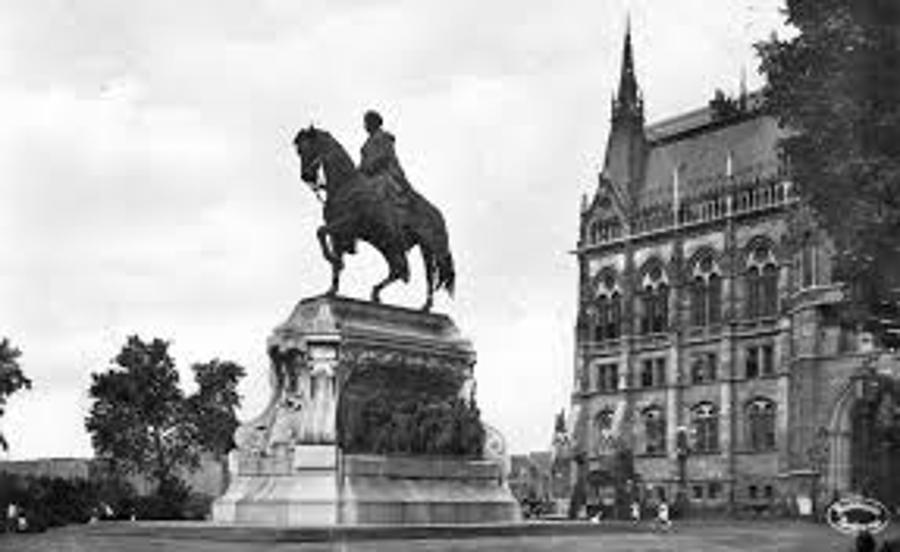 Andrássy Statue Returns To Budapest Kossuth Tér
