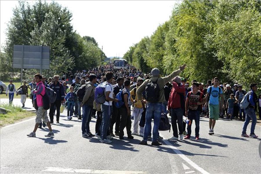 New Wave Of 200-250 Migrants Leave Röszke In Hungary