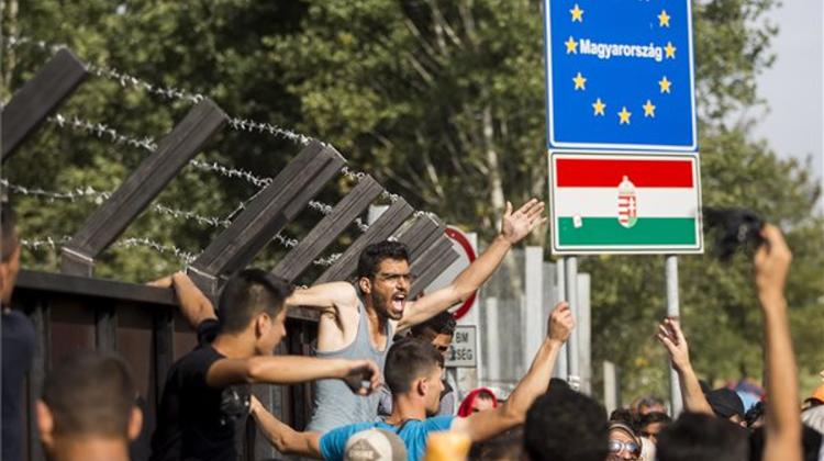 Hungarian Police Suspend Border Crossing At Röszke, Ásotthalom