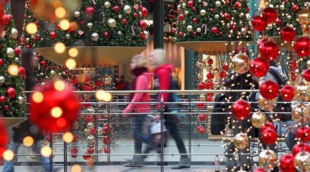Third Of Hungarians Spend Savings On Christmas Gifts, Survey Reveals