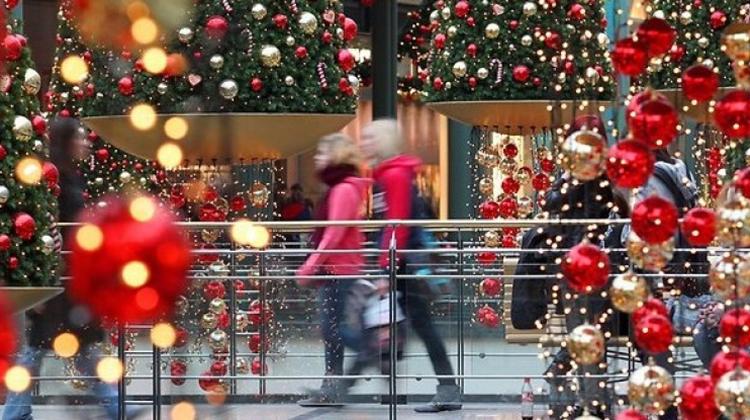 Third Of Hungarians Spend Savings On Christmas Gifts, Survey Reveals