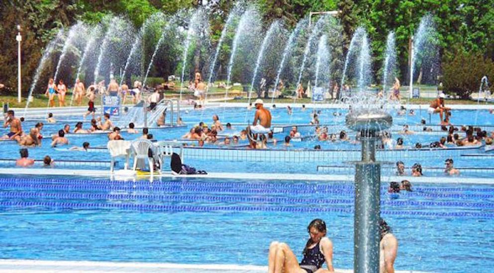 Fungarian: Summer Joys Of Budapest, The ‘Strand’